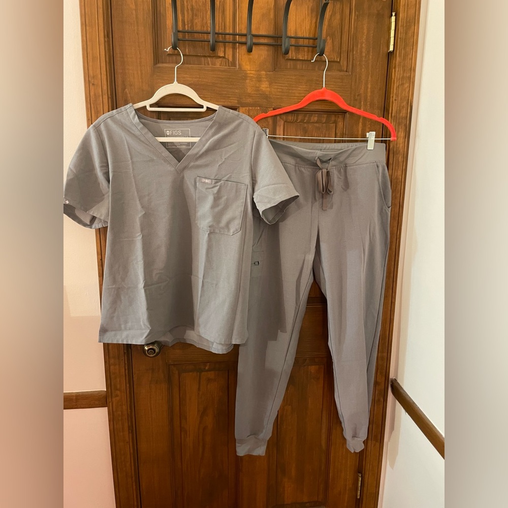 Women’s Figs Scrubs - Dark Space Grey - Scrubs Set -  Size Large - Worn Once